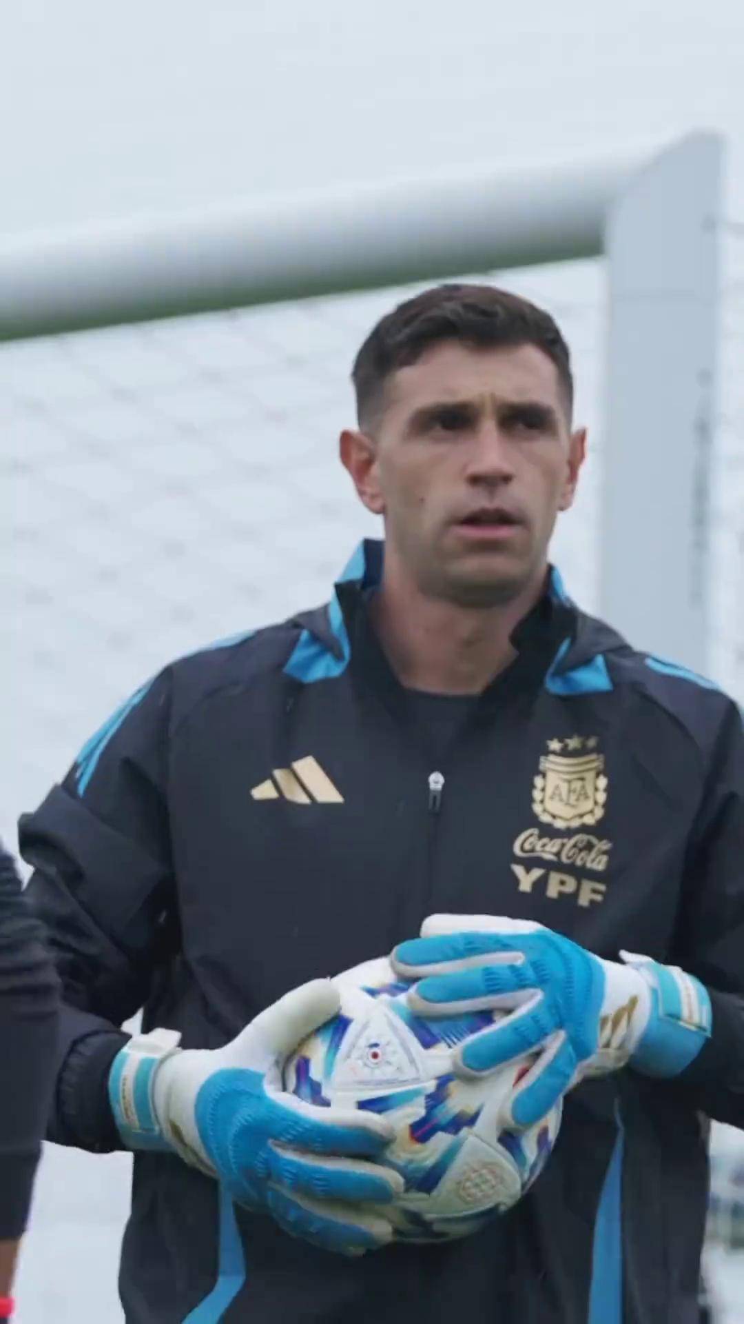 爱游戏体育-荷甲窗口期再迎强敌；阿根廷国家队迎来里程碑；主帅态度——气氛紧张；官宣口径保持一致的简单介绍